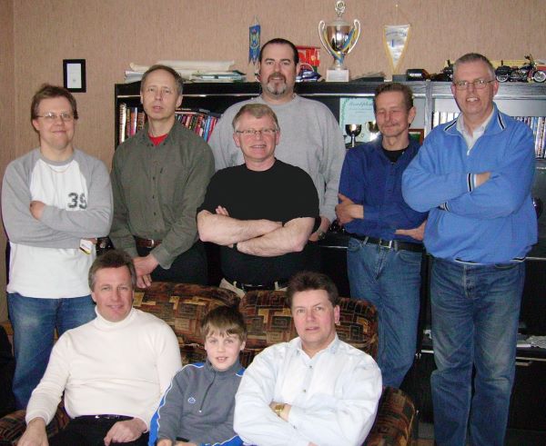 De åtta Suzukiåkarna som bildade SUZUKI-klubben 2-takt bildandet-2006-04-14-1.jpg